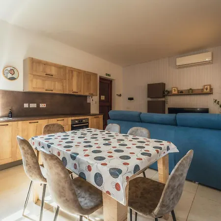 New To The Market - 4br With Pool By Sf Homes *